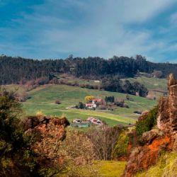 Paisaje de montaña y prado cántabros