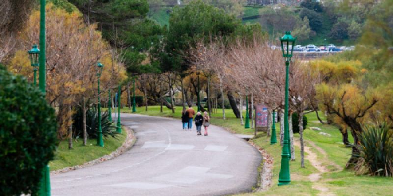 Paisaje de parque urbano con personas paseando en Cantabria