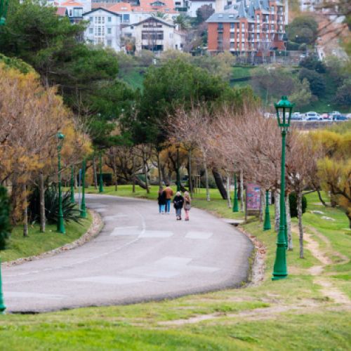 Paisaje de parque urbano con personas paseando en Cantabria